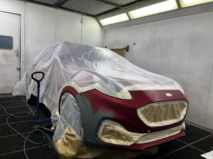 Véhicule préparé dans la cabine de peinture
