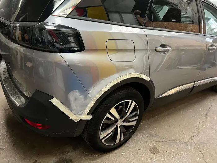 Peugeot en cours de réparation de carrosserie